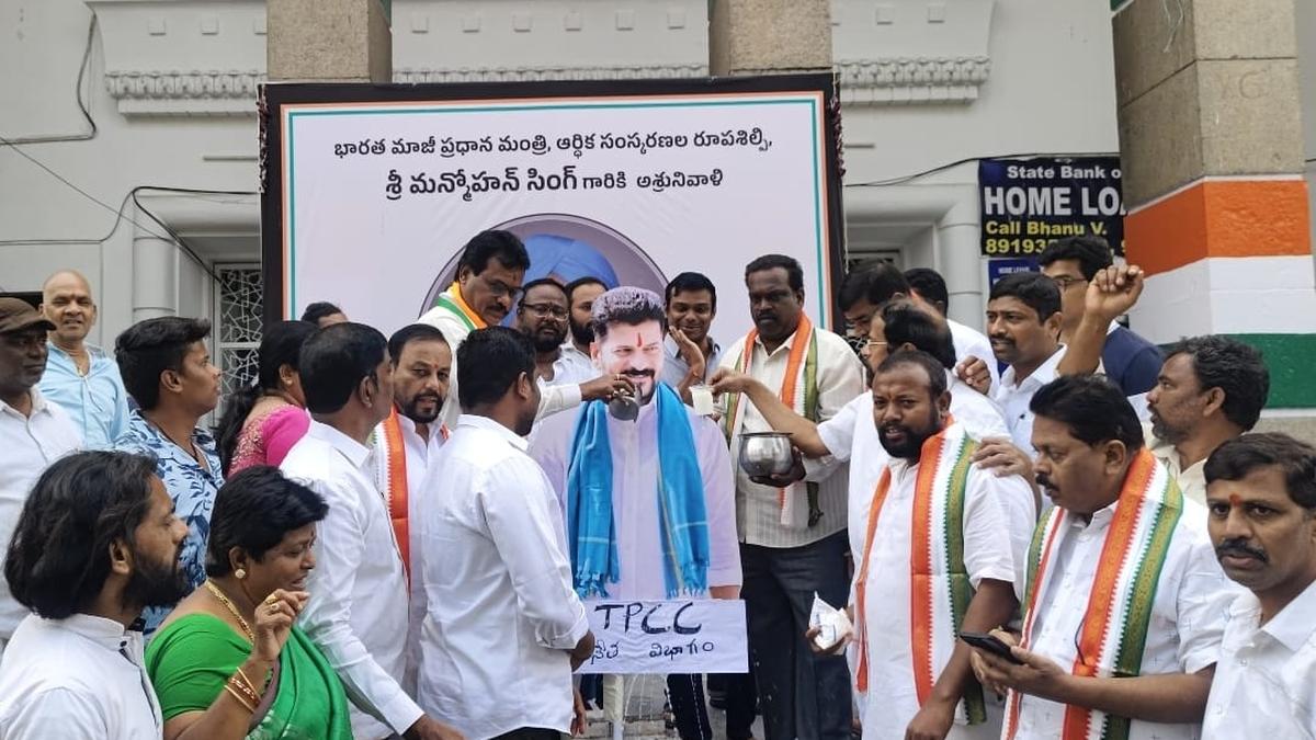 TPCC Weavers Cell conducts Palabhishekam to CM’s portrait for funds for weavers’ welfare